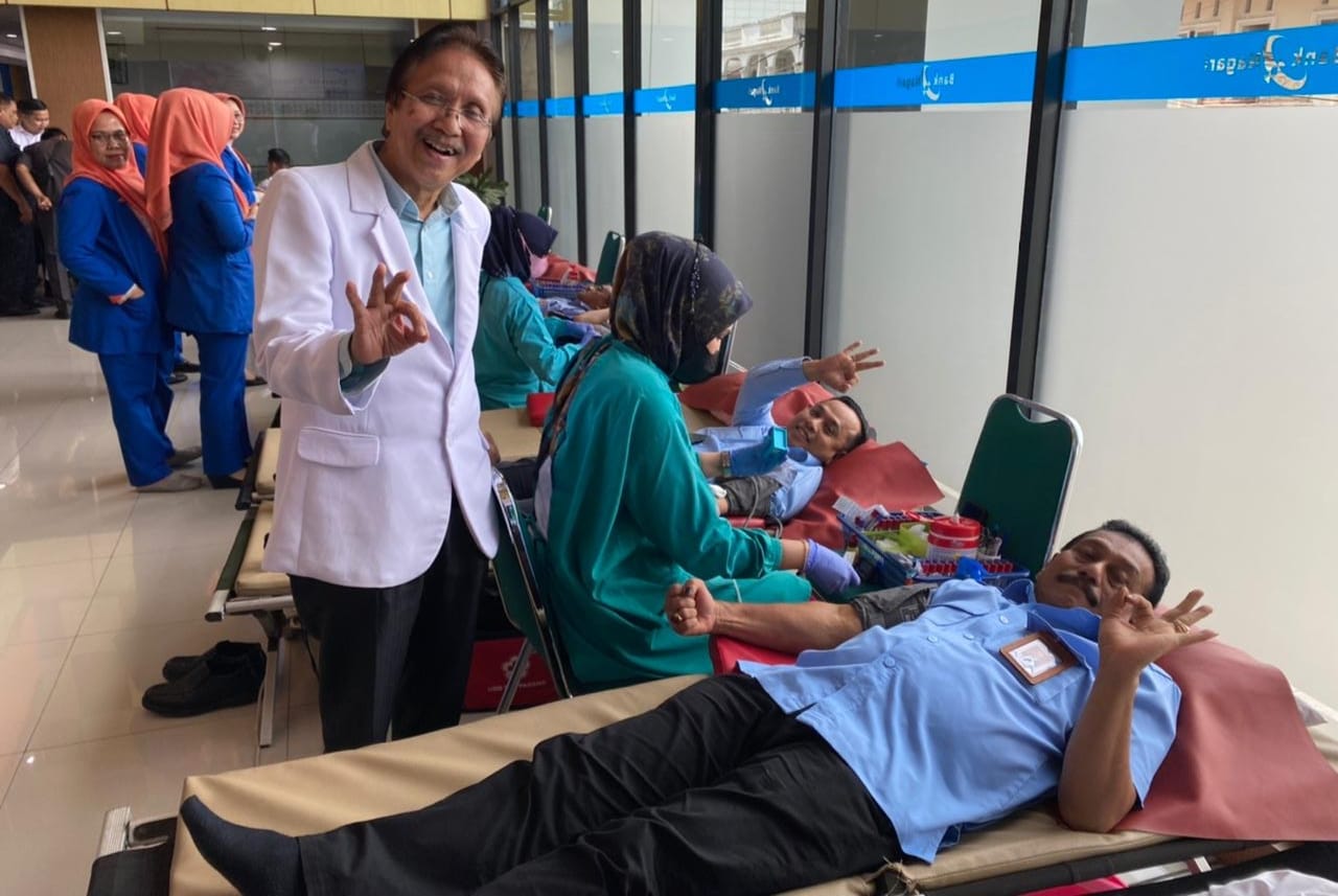 Suasana donor darah yang digelar Bank Nagari dalam rangka memperingati HUT-RI ke 78 di Padang